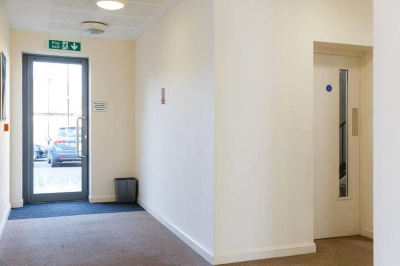 Contemporary Trumpington Apartment With Self Check-In ,Free On-Site Parking, Terrace, Super Fast Wifi & 5 Mins Drive To Papworth & Addenbrookes Hospitals Cambridge  Exterior foto